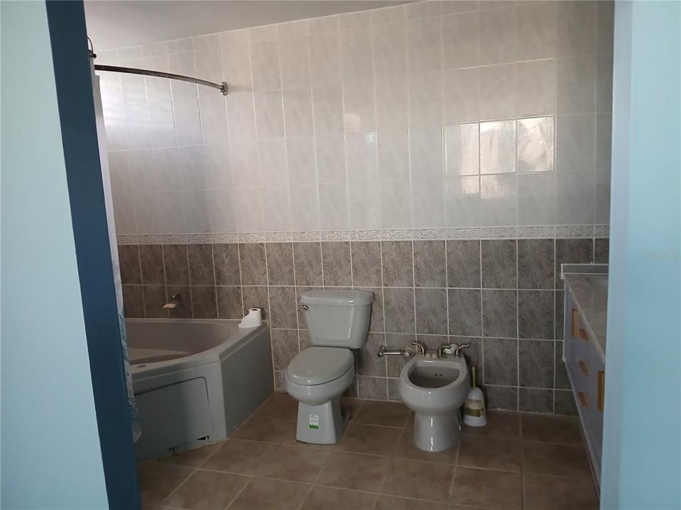 На продажу: $370,000 (4 спален, 2 ванн, 1700 Квадратных фут)