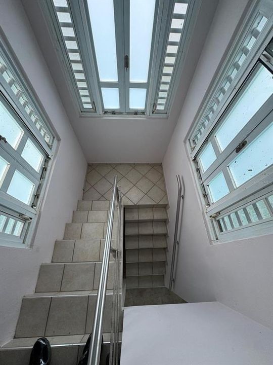 На продажу: $370,000 (4 спален, 2 ванн, 1700 Квадратных фут)