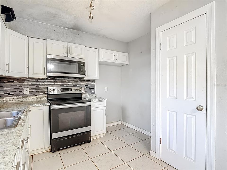 Activo con contrato: $144,900 (3 camas, 1 baños, 1099 Pies cuadrados)
