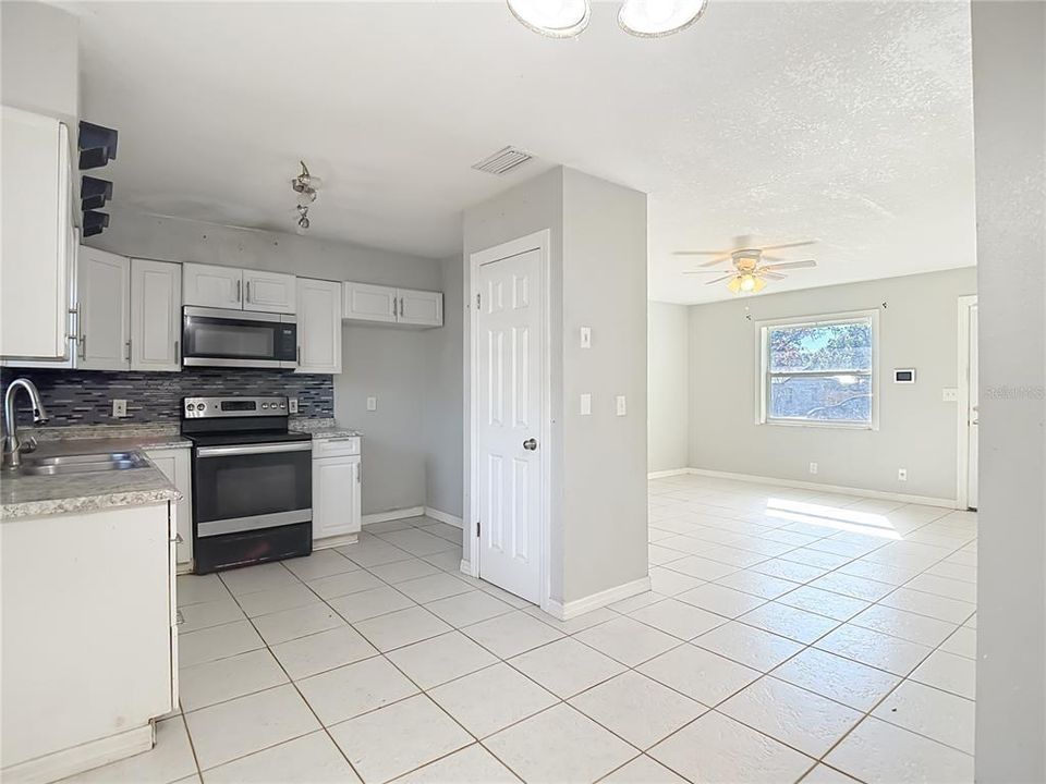 Activo con contrato: $144,900 (3 camas, 1 baños, 1099 Pies cuadrados)
