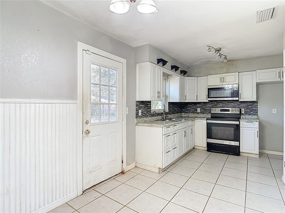 Activo con contrato: $144,900 (3 camas, 1 baños, 1099 Pies cuadrados)