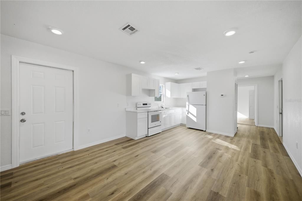 Active With Contract: $164,900 (3 beds, 2 baths, 840 Square Feet)