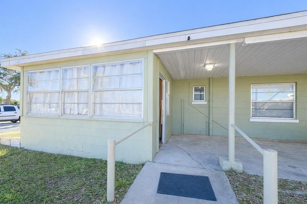 Active With Contract: $239,900 (2 beds, 1 baths, 736 Square Feet)