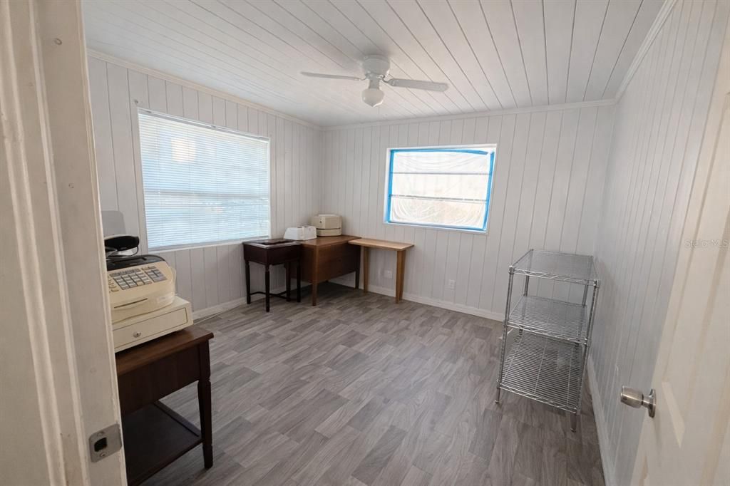 Active With Contract: $239,900 (2 beds, 1 baths, 736 Square Feet)