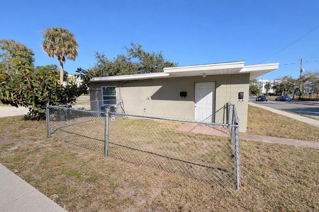 Active With Contract: $239,900 (2 beds, 1 baths, 736 Square Feet)