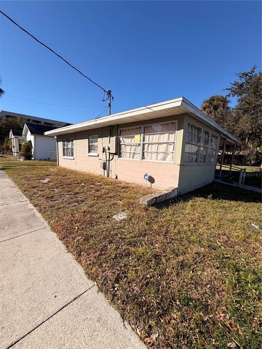 Active With Contract: $239,900 (2 beds, 1 baths, 736 Square Feet)