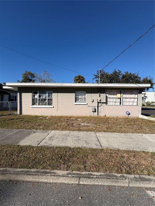 Active With Contract: $239,900 (2 beds, 1 baths, 736 Square Feet)