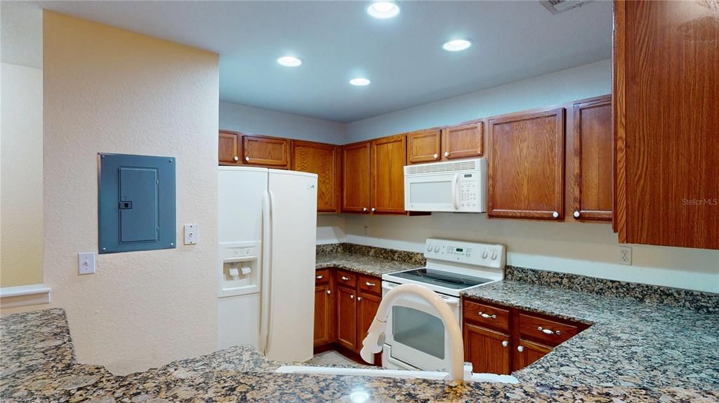 For Sale: $139,900 (2 beds, 2 baths, 1050 Square Feet)