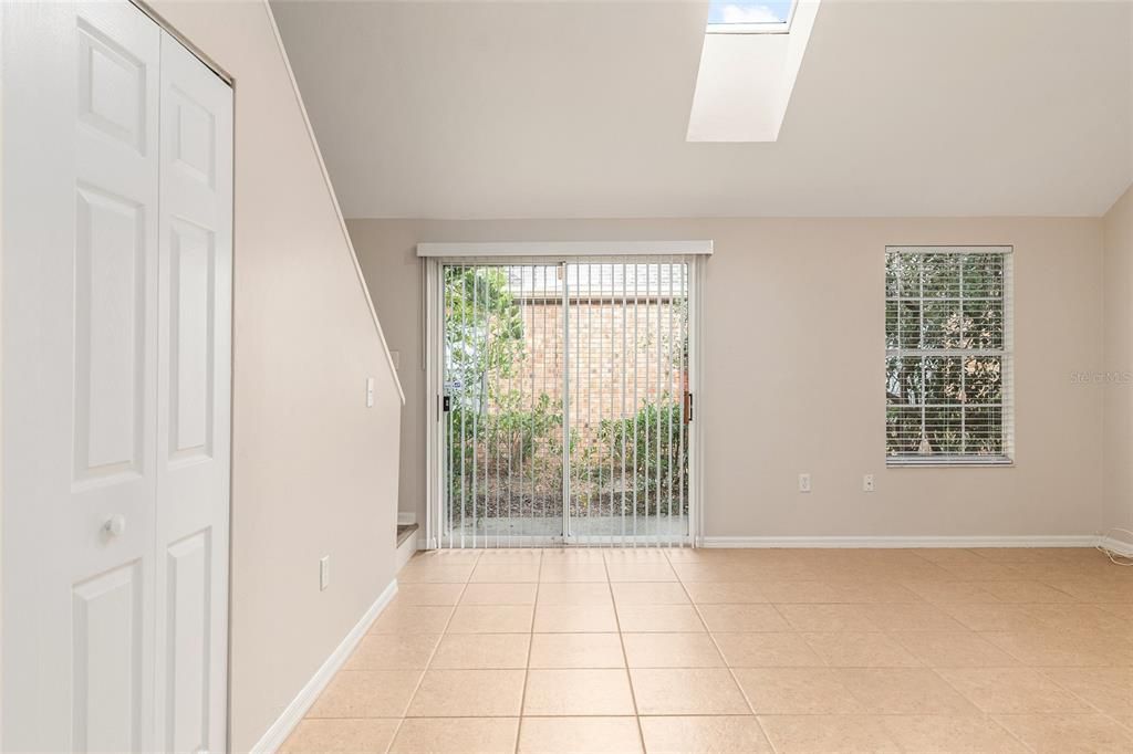 Под контрактом: $214,900 (2 спален, 2 ванн, 1203 Квадратных фут)