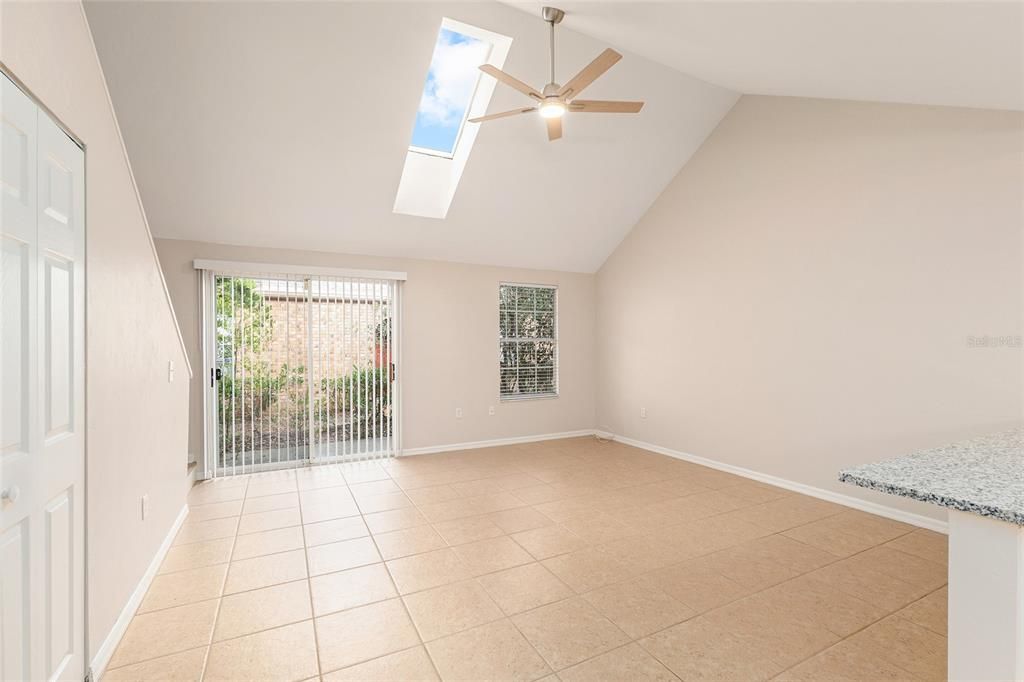 Под контрактом: $214,900 (2 спален, 2 ванн, 1203 Квадратных фут)