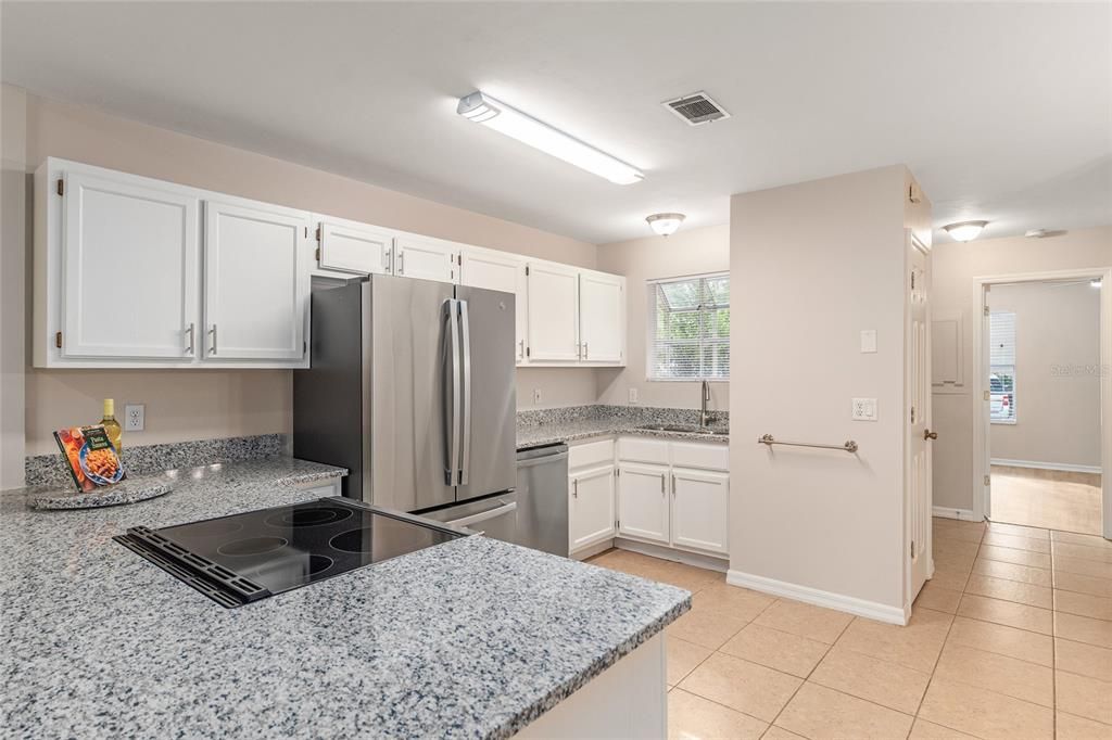 Под контрактом: $214,900 (2 спален, 2 ванн, 1203 Квадратных фут)