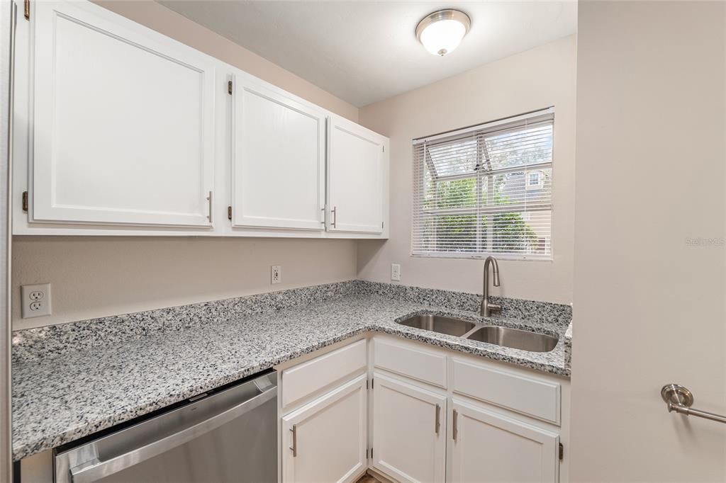 Под контрактом: $214,900 (2 спален, 2 ванн, 1203 Квадратных фут)