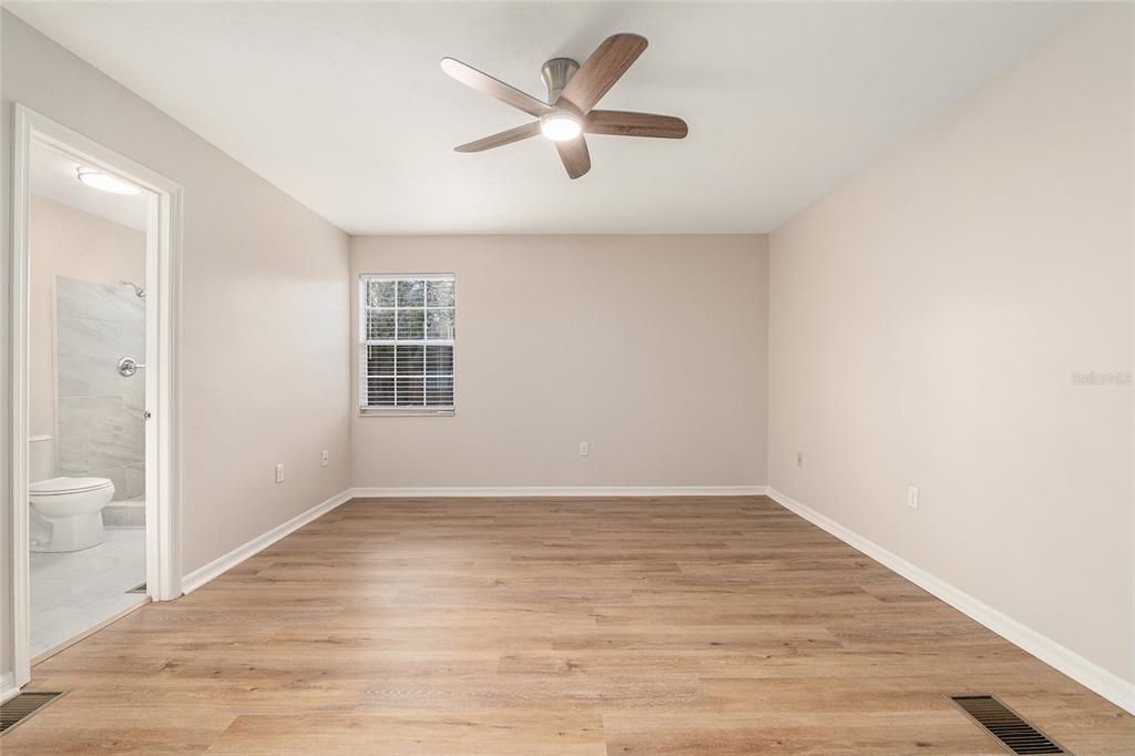 Под контрактом: $214,900 (2 спален, 2 ванн, 1203 Квадратных фут)