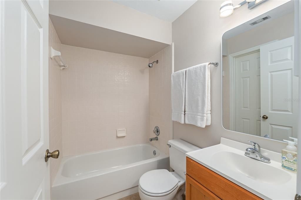 Под контрактом: $214,900 (2 спален, 2 ванн, 1203 Квадратных фут)