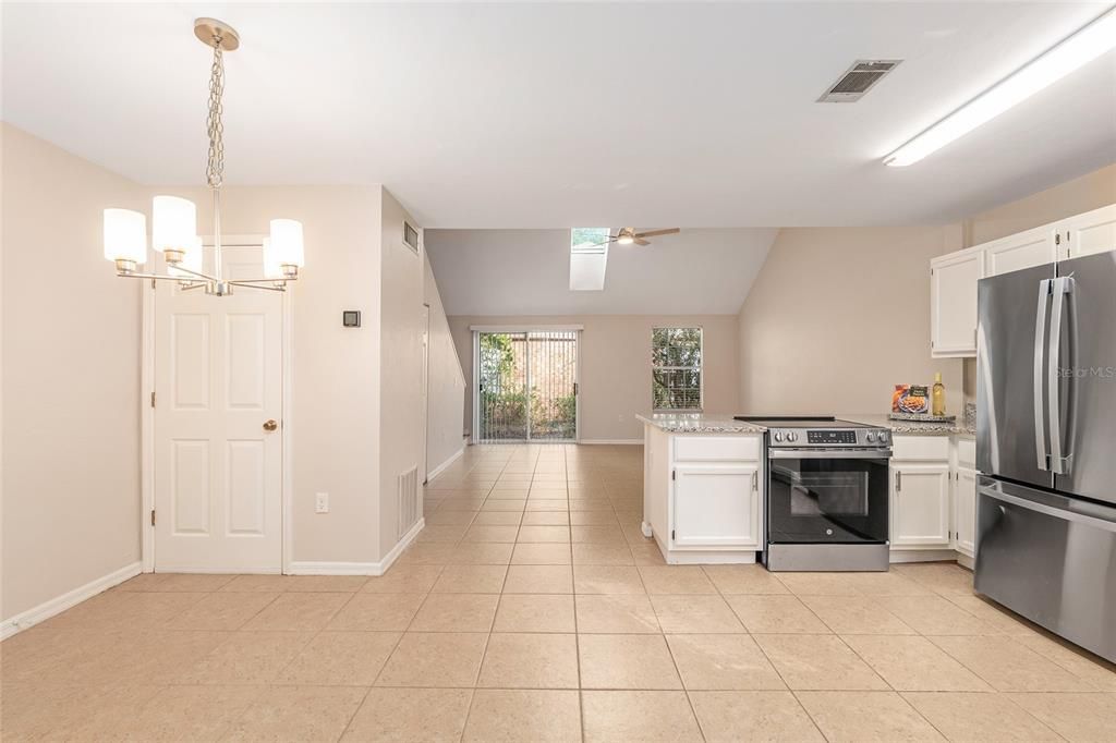 Под контрактом: $214,900 (2 спален, 2 ванн, 1203 Квадратных фут)