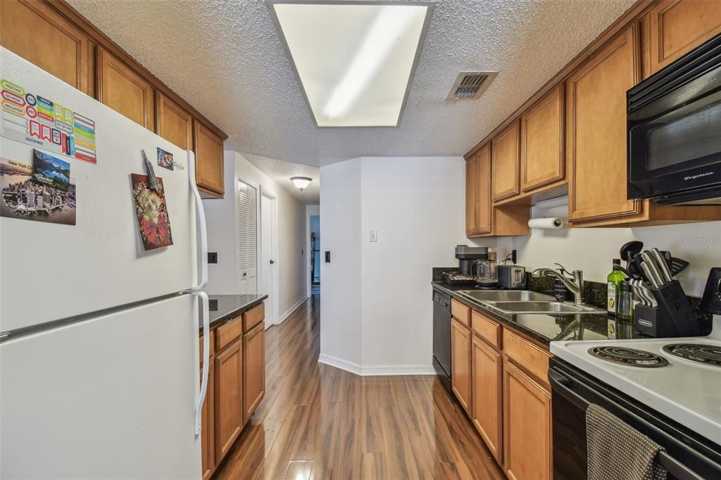 For Sale: $160,000 (2 beds, 2 baths, 915 Square Feet)