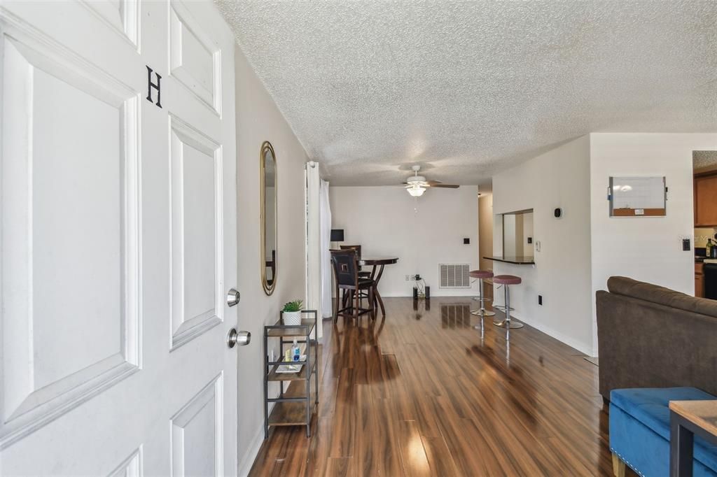 For Sale: $160,000 (2 beds, 2 baths, 915 Square Feet)
