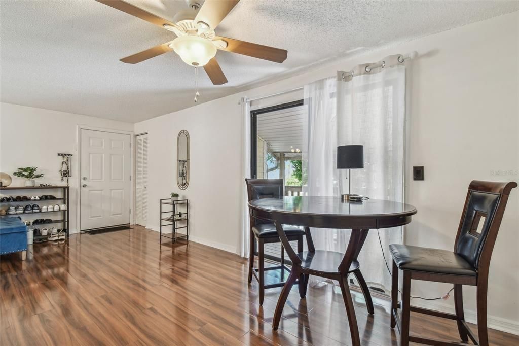 For Sale: $160,000 (2 beds, 2 baths, 915 Square Feet)