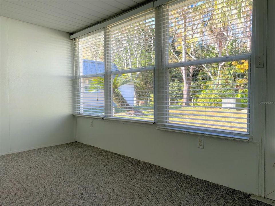 For Sale: $90,000 (1 beds, 1 baths, 779 Square Feet)
