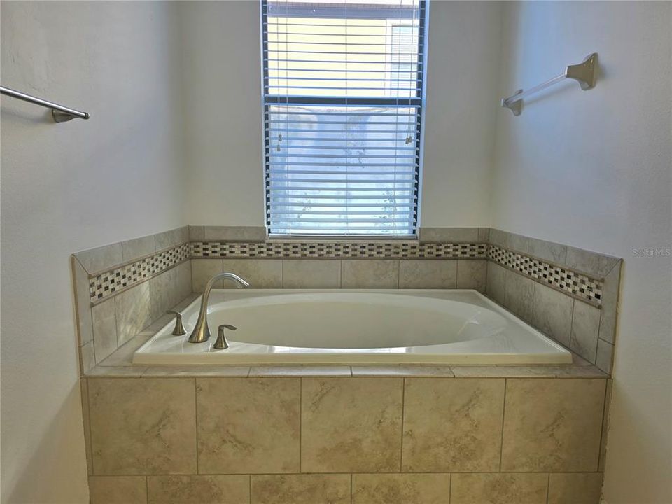 Active With Contract: $220,000 (2 beds, 2 baths, 1409 Square Feet)