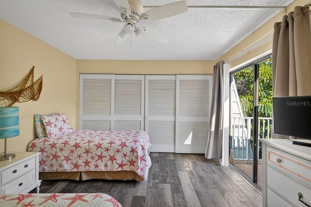 For Sale: $300,000 (2 beds, 2 baths, 1188 Square Feet)