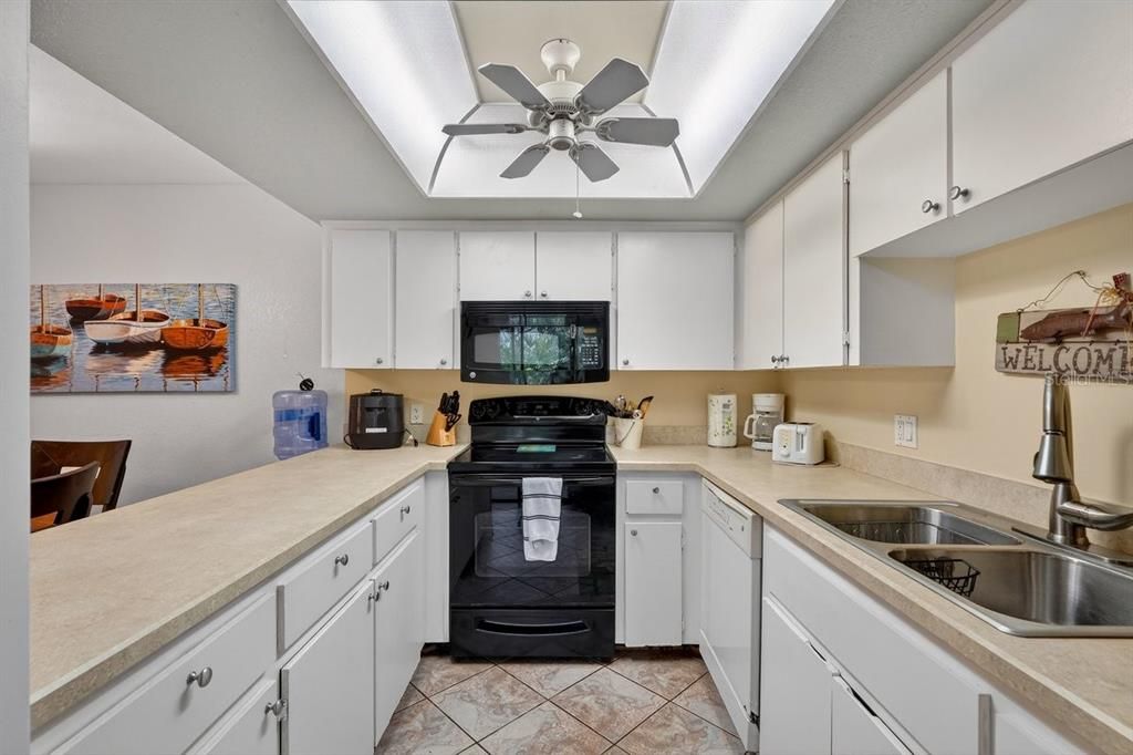 For Sale: $300,000 (2 beds, 2 baths, 1188 Square Feet)