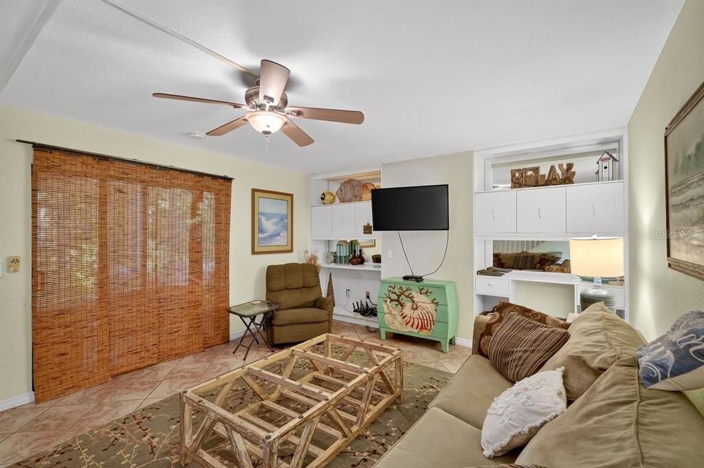 For Sale: $300,000 (2 beds, 2 baths, 1188 Square Feet)