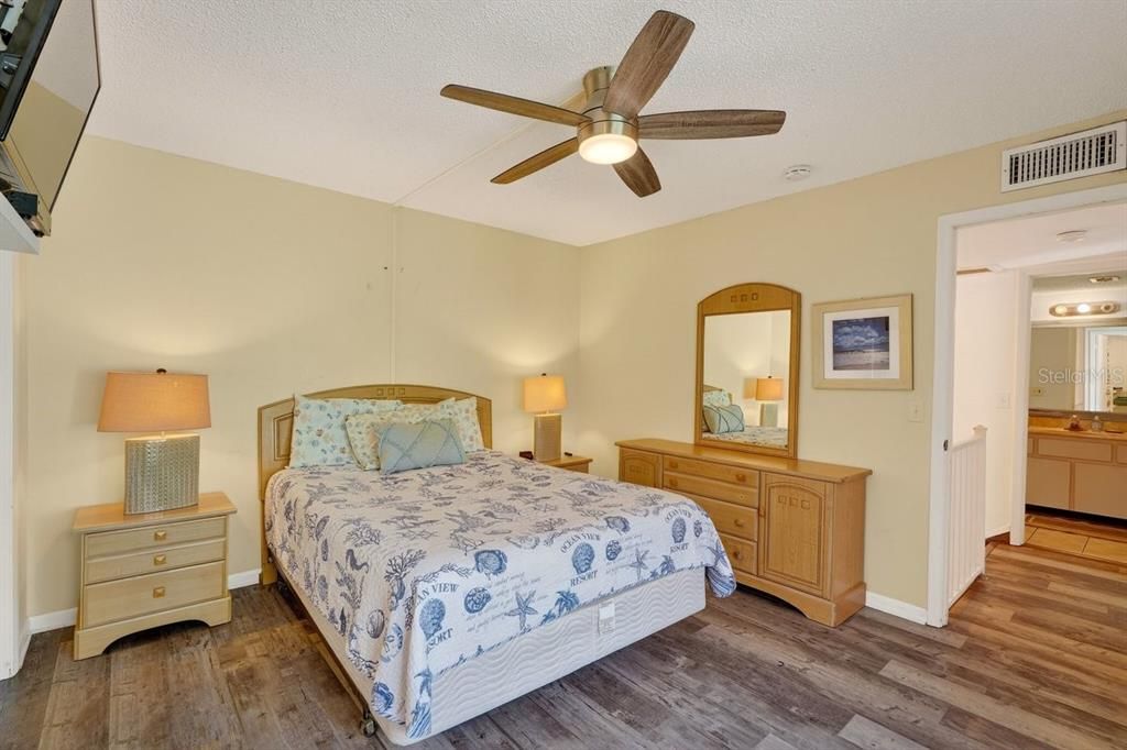 For Sale: $300,000 (2 beds, 2 baths, 1188 Square Feet)