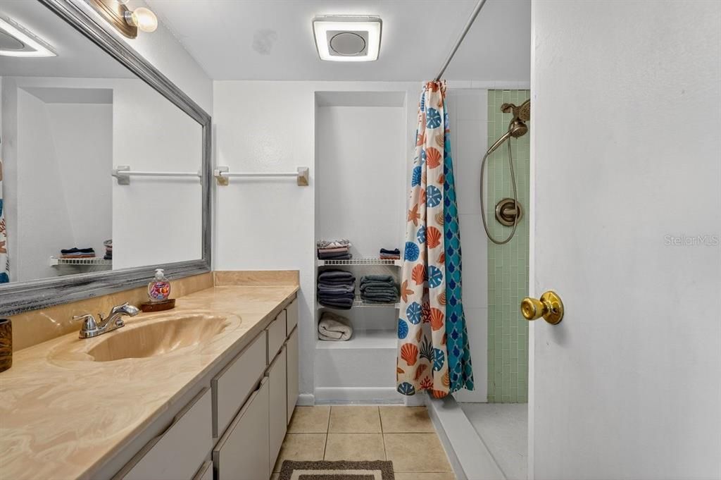 For Sale: $300,000 (2 beds, 2 baths, 1188 Square Feet)