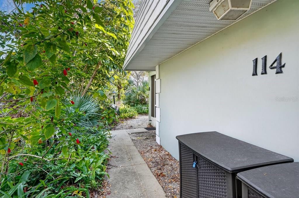 For Sale: $300,000 (2 beds, 2 baths, 1188 Square Feet)