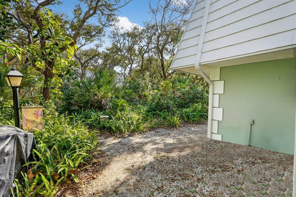 For Sale: $300,000 (2 beds, 2 baths, 1188 Square Feet)