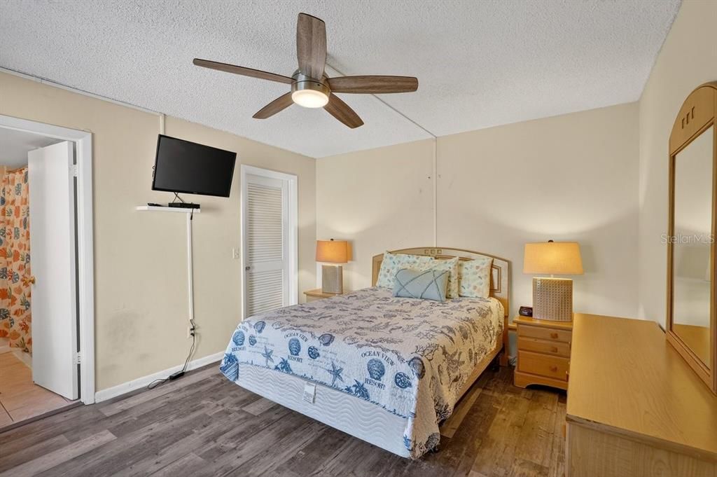 For Sale: $300,000 (2 beds, 2 baths, 1188 Square Feet)