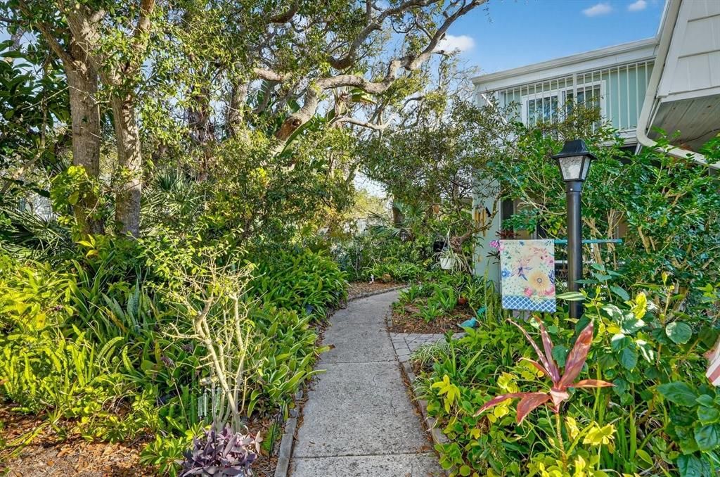 For Sale: $300,000 (2 beds, 2 baths, 1188 Square Feet)