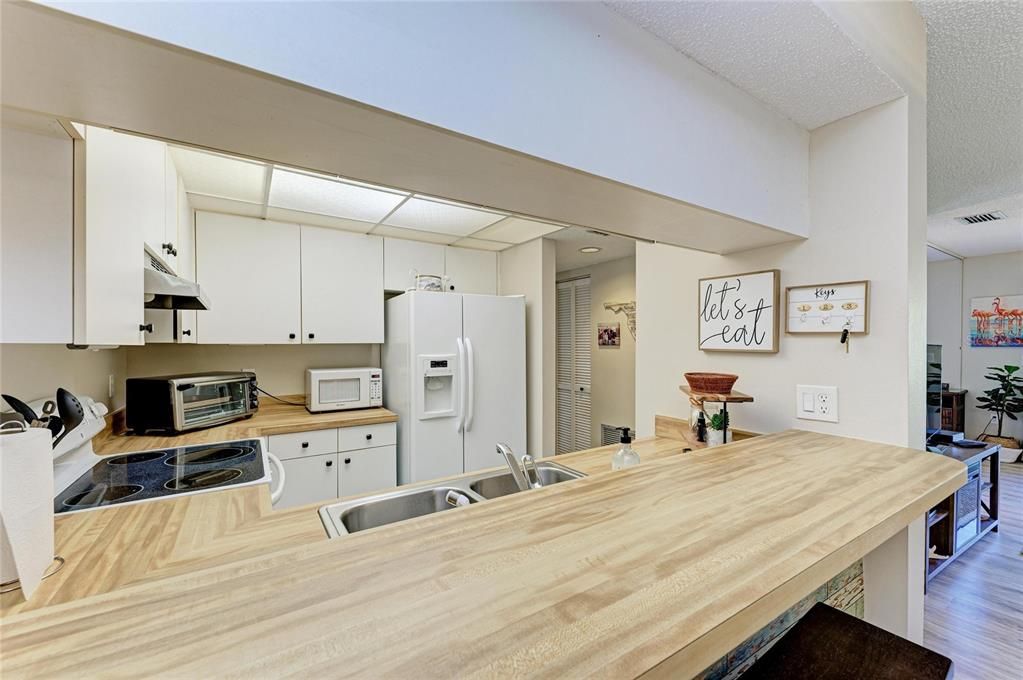 Active With Contract: $180,000 (2 beds, 2 baths, 888 Square Feet)