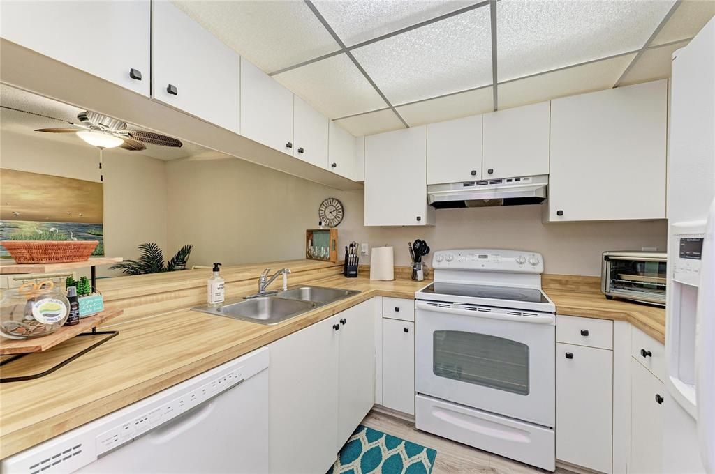 Active With Contract: $180,000 (2 beds, 2 baths, 888 Square Feet)