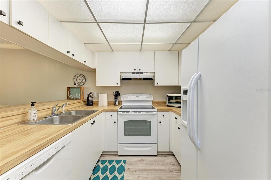 Active With Contract: $180,000 (2 beds, 2 baths, 888 Square Feet)