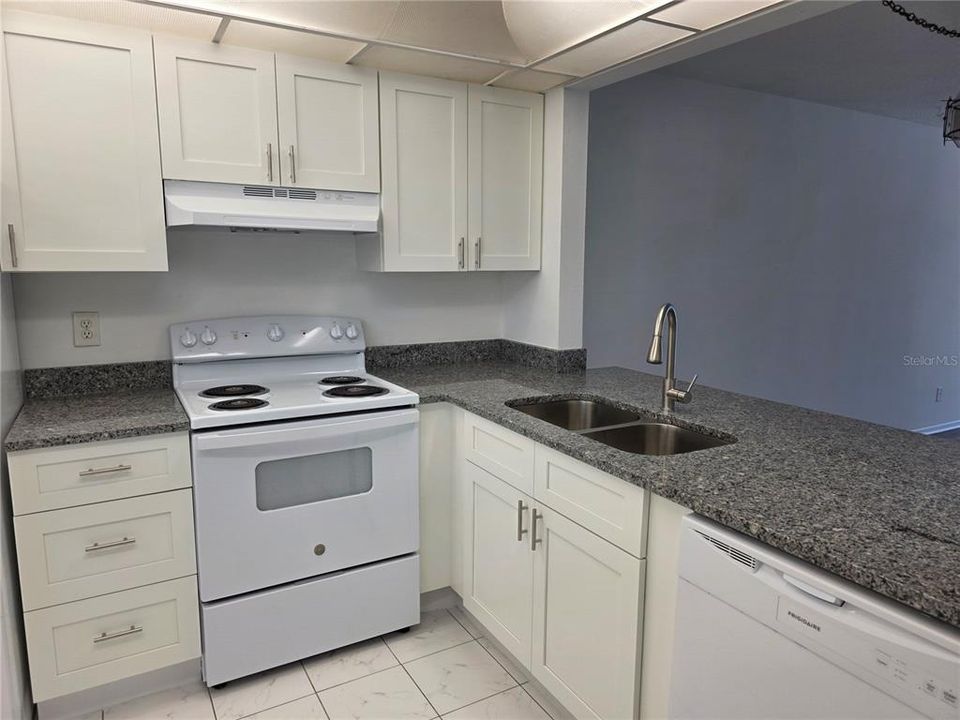 Active With Contract: $175,000 (2 beds, 2 baths, 955 Square Feet)
