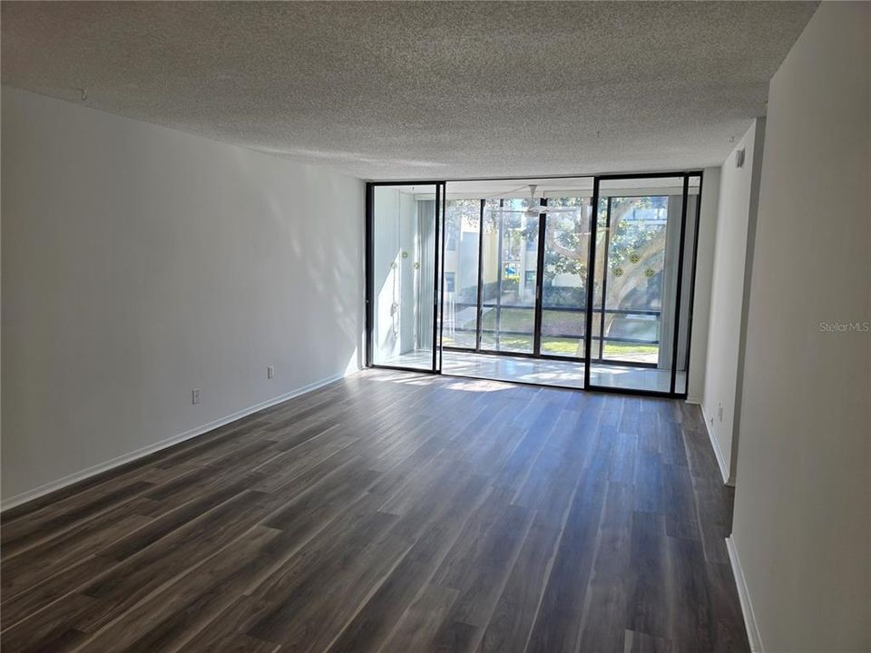 Active With Contract: $175,000 (2 beds, 2 baths, 955 Square Feet)