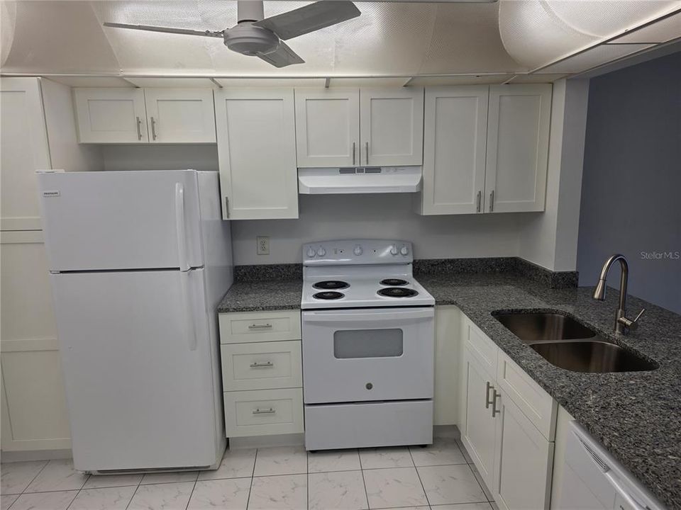 Active With Contract: $175,000 (2 beds, 2 baths, 955 Square Feet)