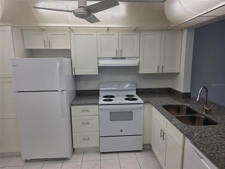 Active With Contract: $175,000 (2 beds, 2 baths, 955 Square Feet)