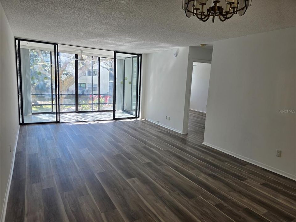 Active With Contract: $175,000 (2 beds, 2 baths, 955 Square Feet)