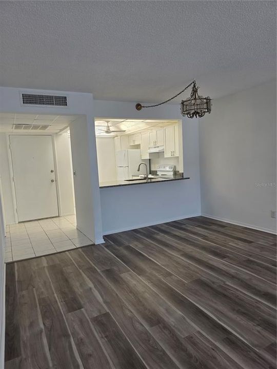 Active With Contract: $175,000 (2 beds, 2 baths, 955 Square Feet)