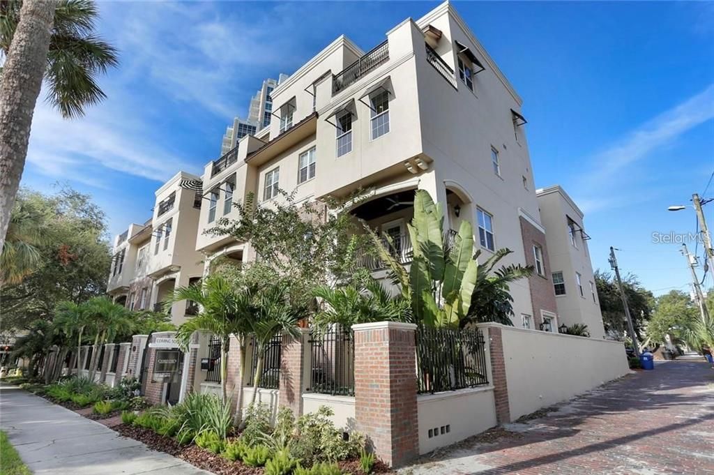 Vendido Recientemente: $4,000,000 (4 camas, 5 baños, 5217 Pies cuadrados)