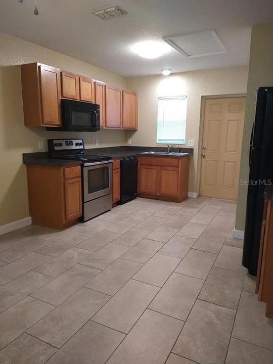 На продажу: $320,000 (4 спален, 0 ванн, 1750 Квадратных фут)