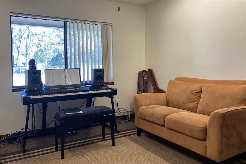 En Venta: $769,000 (4 camas, 2 baños, 3216 Pies cuadrados)