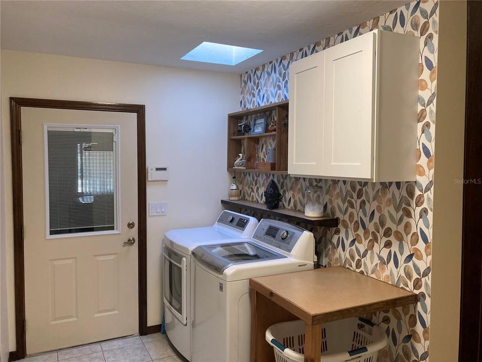 En Venta: $769,000 (4 camas, 2 baños, 3216 Pies cuadrados)