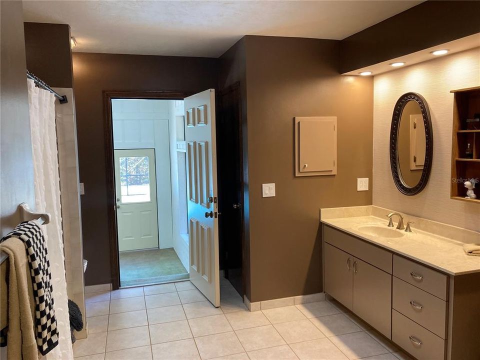 En Venta: $769,000 (4 camas, 2 baños, 3216 Pies cuadrados)