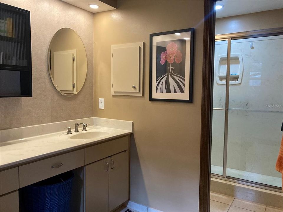 En Venta: $769,000 (4 camas, 2 baños, 3216 Pies cuadrados)
