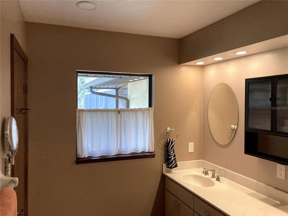 En Venta: $769,000 (4 camas, 2 baños, 3216 Pies cuadrados)