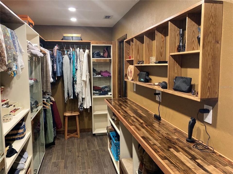 En Venta: $769,000 (4 camas, 2 baños, 3216 Pies cuadrados)